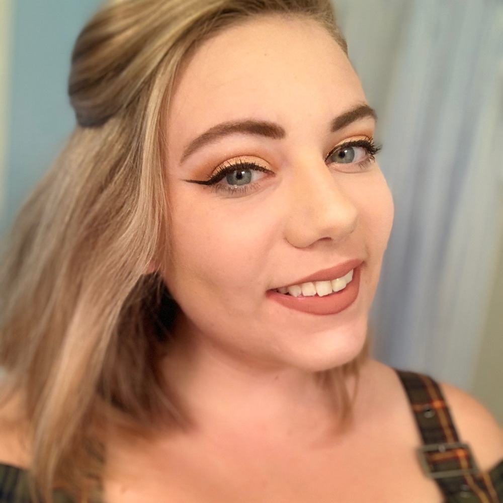 Meet your Posher, Laura